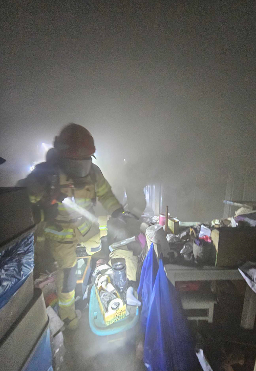 지난 13일 오후 3시 50분쯤 춘천시 후평동 호반초교 인근 4층 건물에서 불이 나 20여분 만에 꺼졌다. 강원소방본부 제공