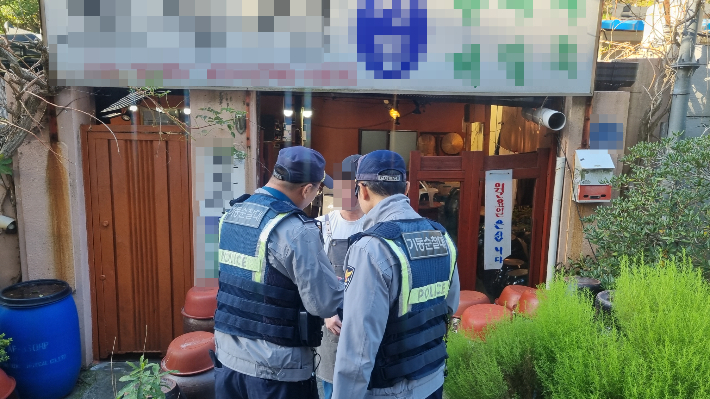 부산경찰청 기동순찰대가 범죄예방 홍보 활동을 펼치고 있다. 부산경찰청 제공