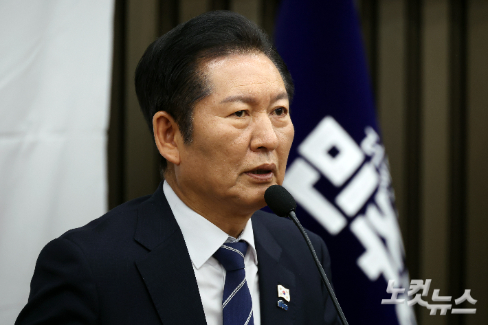 더불어민주당 정청래 대표가 14일 지도부와 함께 부산을 찾아 최고위원회를 연다. 윤창원 기자