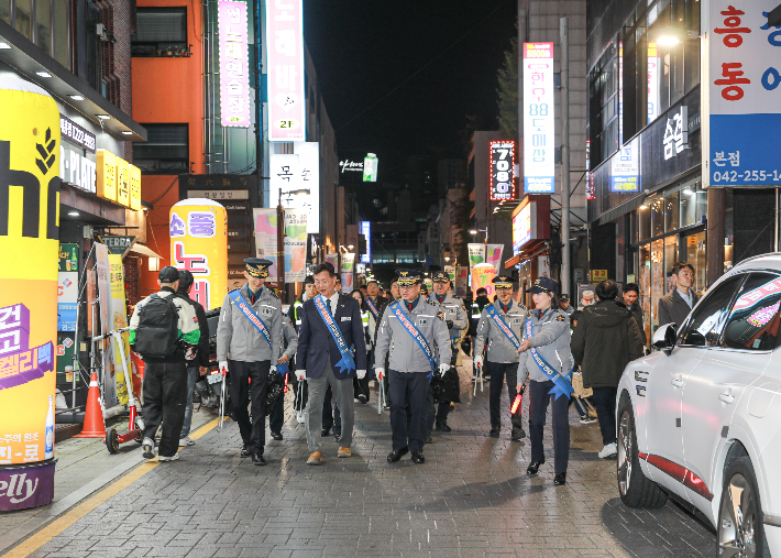 대전경찰청이 중구 은행동 일대에서 수능이 끝난 청소년들의 비행 예방을 위한 캠페인을 진행하고 있다. 대전경찰청 제공