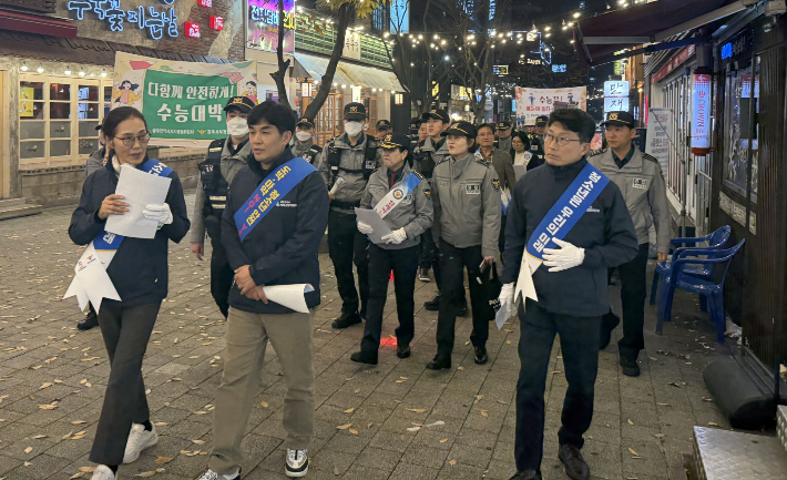 광주광역시 자치경찰위원회는 대학수학능력시험이 끝난 13일 저녁 서구 상무지구에서 광주경찰과 합동으로 '청소년 비행예방 캠페인'을 진행했다. 광주시 제공