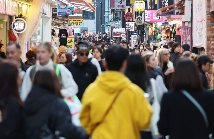 4일 서울 중구 명동거리에 내·외국인들로 북적이고 있다. 연합뉴스