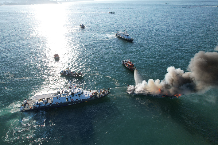 불이난 어선. 보령해경 제공