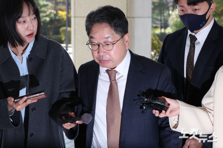 '대장동 항소 포기' 논란으로 사의를 표명한 노만석 검찰총장 권한대행이 14일 오전 서울 서초구 대검찰청에 출근하고 있다.