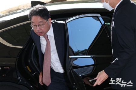 '대장동 항소 포기' 논란으로 사의를 표명한 노만석 검찰총장 권한대행이 14일 오전 서울 서초구 대검찰청에 출근하고 있다.