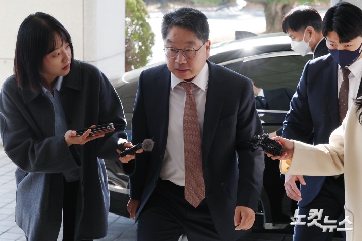 '대장동 항소 포기' 논란으로 사의를 표명한 노만석 검찰총장 권한대행이 14일 오전 서울 서초구 대검찰청에 출근하고 있다.