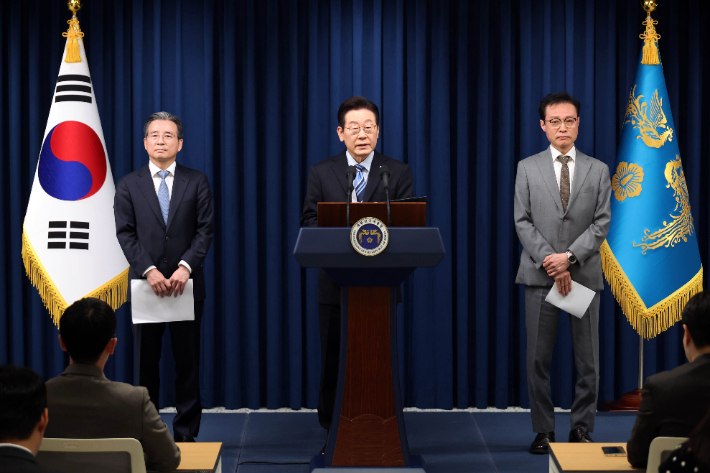 이재명 대통령이 14일 서울 용산 대통령실 기자회견장에서 한미 팩트시트 타결과 관련해 발표하고 있다. 연합뉴스