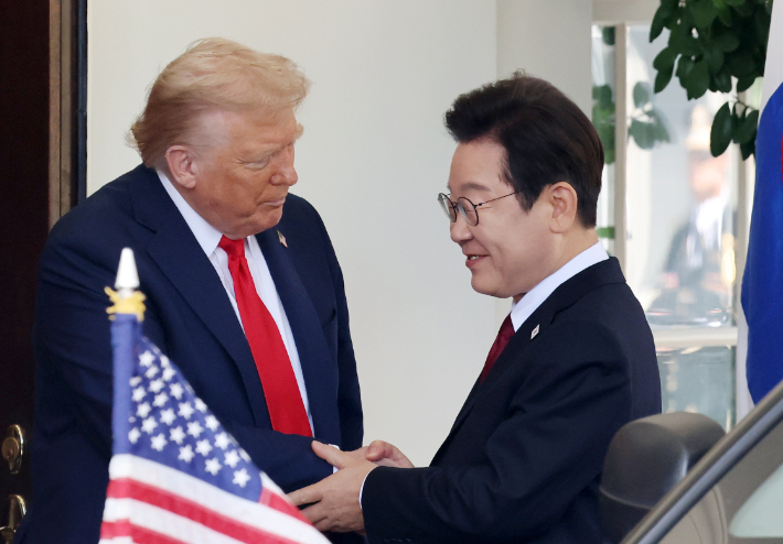 악수하는 이재명 대통령과 도널드 트럼프 미국 대통령. 연합뉴스