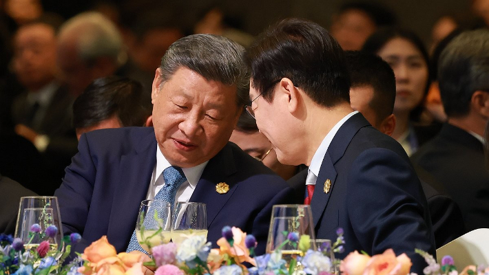 이재명 대통령이 지난달 31일 경북 경주시 라한셀렉트호텔에서 열린 2025 아시아태평양경제협력체(APEC) 정상회의 갈라만찬에서 시진핑 중국 국가주석과 대화하고 있다. 연합뉴스