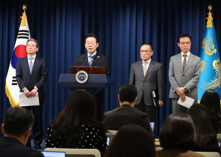 이재명 대통령이 14일 서울 용산 대통령실 기자회견장에서 한미 팩트시트 타결과 관련해 발표하고 있다. 연합뉴스