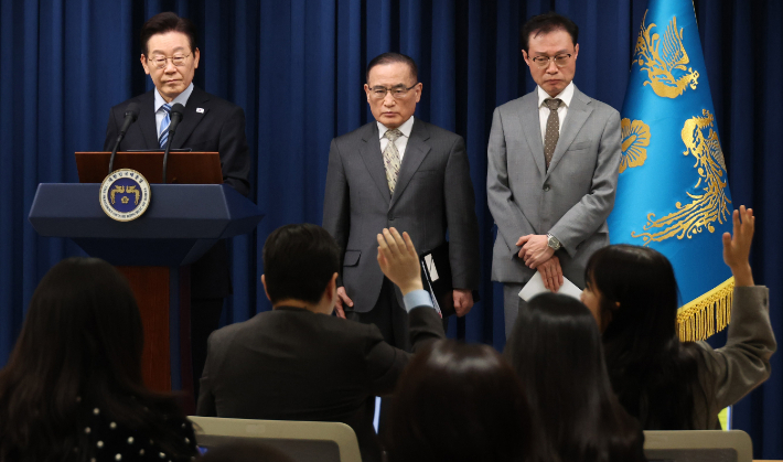 이재명 대통령이 14일 서울 용산 대통령실 기자회견장에서 한미 팩트시트 타결과 관련해 발표를 마친 뒤 취재진 질문을 받고 있다. 왼쪽부터 이재명 대통령, 위성락 국가안보실장, 이규연 홍보소통수석. 연합뉴스