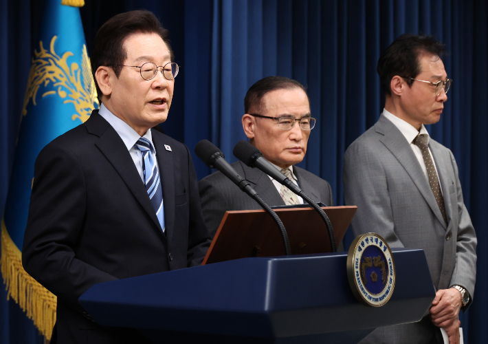 이재명 대통령이 14일 서울 용산 대통령실 기자회견장에서 한미 팩트시트 타결과 관련해 발표를 마친 뒤 취재진 질문에 답하고 있다. 왼쪽부터 이재명 대통령, 위성락 국가안보실장, 이규연 홍보소통수석. 연합뉴스