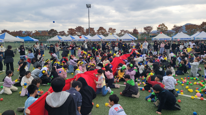 지역아동센터 어울림 축제에서 아동과 관계자들이 단체놀이를 하고 있다. 경주시 제공