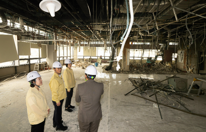 지난달 부산 동구 해양수산부 임시청사 리모델링 공사 현장을 방문한 전재수 해수부 장관. 해양수산부 제공
