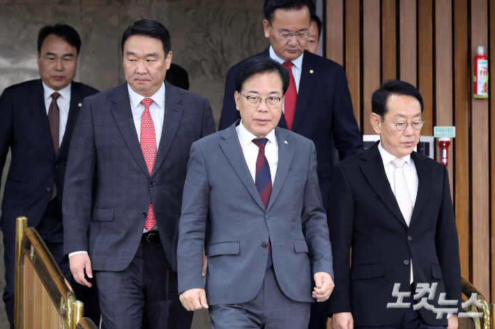 국민의힘 송언석 원내대표가 14일 서울 여의도 국회에서 열린 원내대책회의에 참석하고 있다. 윤창원 기자