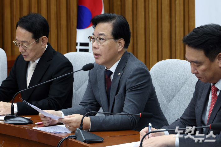 국민의힘 송언석 원내대표가 14일 서울 여의도 국회에서 열린 원내대책회의에서 발언을 하고 있다. 윤창원 기자