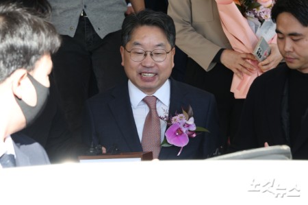 '대장동 항소 포기' 논란으로 사의를 표명한 노만석 검찰총장 권한대행이 14일 오전 서울 서초구 대검찰청에서 열린 퇴임식을 마친 후 청사를 나서고 있다.