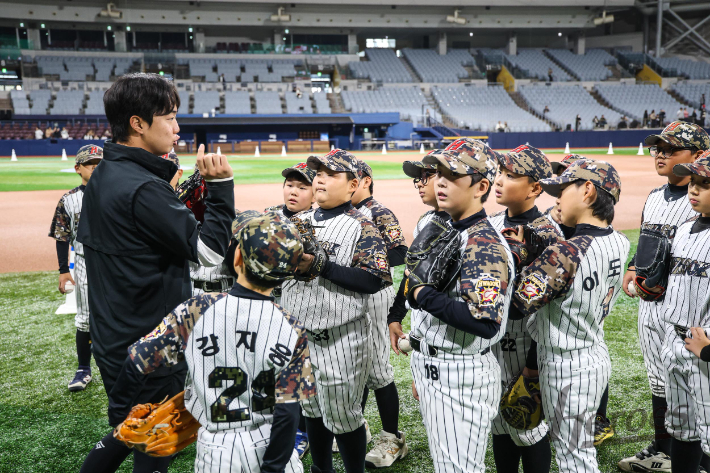 키움 히어로즈 투수 김연주가 유소년 선수들을 지도하고 있다. 키움 제공