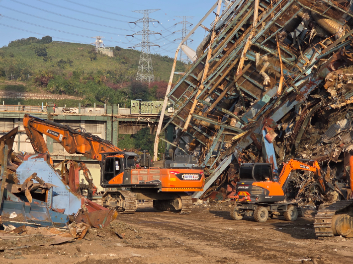 14일 울산화력발전소 붕괴현장에서 마지막 실종자를 찾기 위한 구조물 해체작업이 진행되고 있다. 울산소방본부 제공