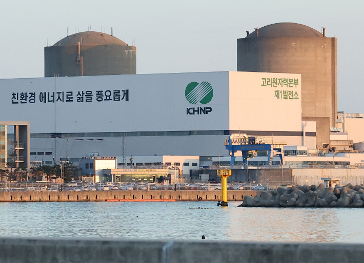 부산 기장군 고리 2호기(왼쪽)와 고리1호기가 나란히 보인다. 원자력안전위원위원회는 13일 고리 2호기 계속운전 허가를 표결로 의결했다. 오른쪽에 보이는 고리1호기는 올해 5월 해체에 착수했다. 연합뉴스