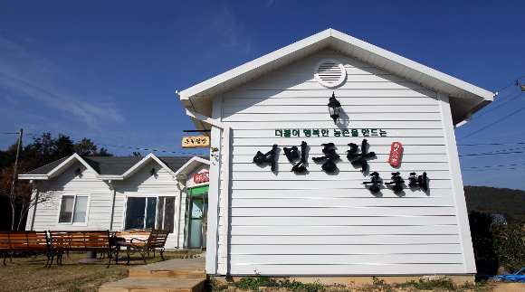 여민동락공동체 권혁범 대표 등 도시에 사는 30대 청년 6명이 지난 2007년 전남 영광군 묘량면에 귀촌해 비영리 협동조직인 여민동락공동체를 만들었다. 여민동락공동체 제공