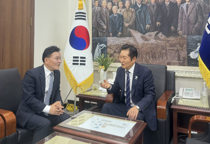 전남도 강위원 경제부지사가 지난 12일 정청래 더불어민주당 당대표를 만나 정부안에 미반영되거나 감액된 전남 사업의 필요성을 조목조목 설명하며 적극적 국고 반영을 건의했다. 전라남도 제공