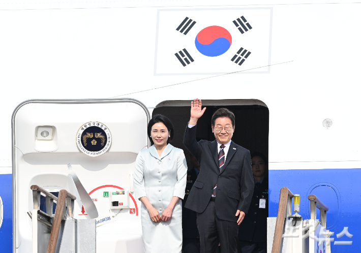 지난 6월 16일 캐나다에서 열리는 주요7개국(G7) 정상회의 참석을 위해 경기도 성남 서울공항을 통해 출국하는 이재명 대통령과 부인 김혜경 여사. 류영주 기자