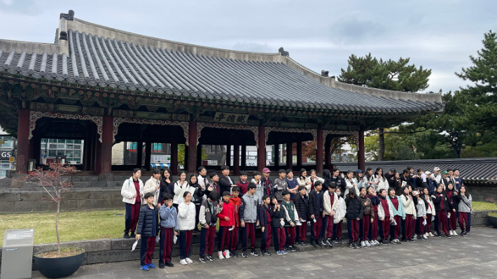 관덕정 앞에서 새로남초등학교학생들. 제주기독교순례길연구회 제공