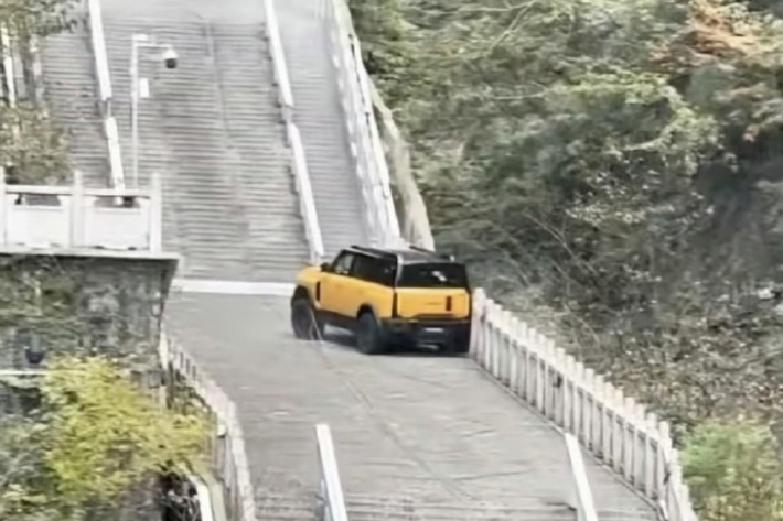 계단 오르다 난간에 부딪친 체리자동차 SUV. 웨이보 캡처