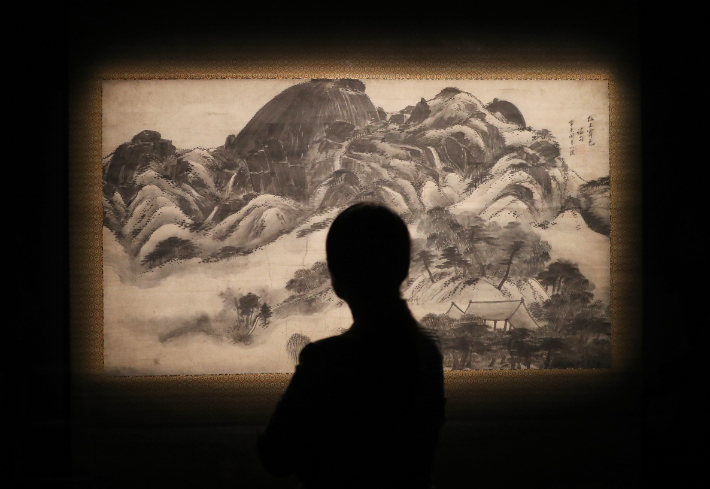 인왕제색도 보는 관람객. 연합뉴스