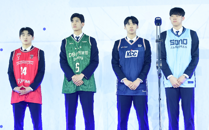 신인선수 드래프트 1~4순위 문유현(왼쪽부터), 이유진, 윤기찬, 강지훈. KBL 제공