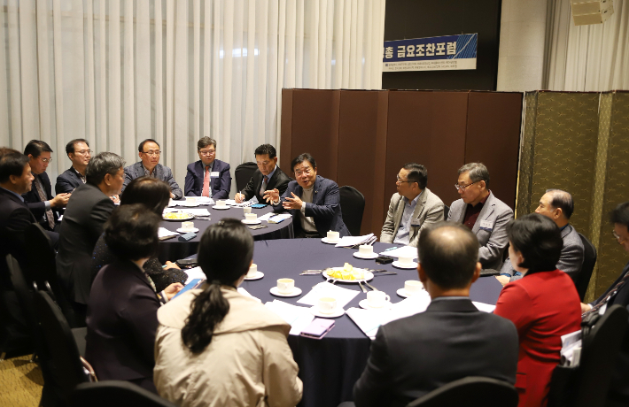 더불어민주당 호남발전특별위원회는 14일 오전 광주 홀리데이인호텔 컨벤션홀에서 광주경영자총협회와 현장 간담회를 개최했다. 민주당 제공