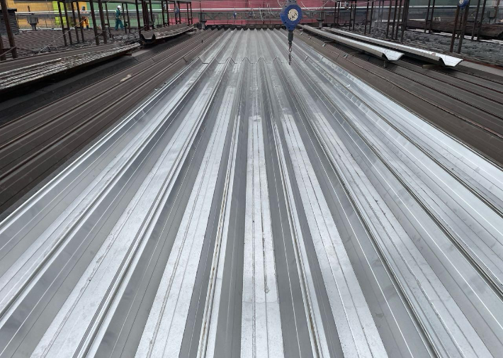 포솔이노텍의 고내식 파스너와 브라켓이 적용된 포항제철소 2제강공장 슬래그동 지붕재 모습. 포스코 제공