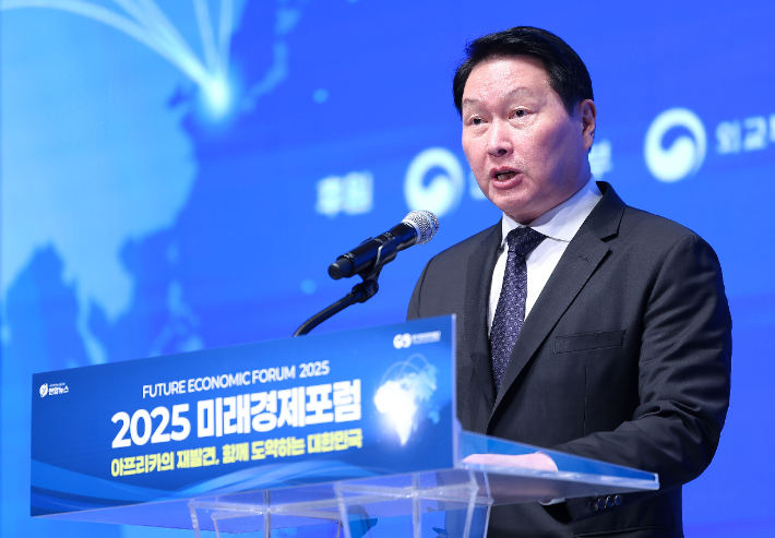 14일 서울 중구 롯데호텔에서 국가기간뉴스통신사 연합뉴스 주최로 열린 '2025 미래경제포럼'에서 최태원 대한상공회의소 회장 겸 SK그룹 회장이 축사하고 있다. 연합뉴스