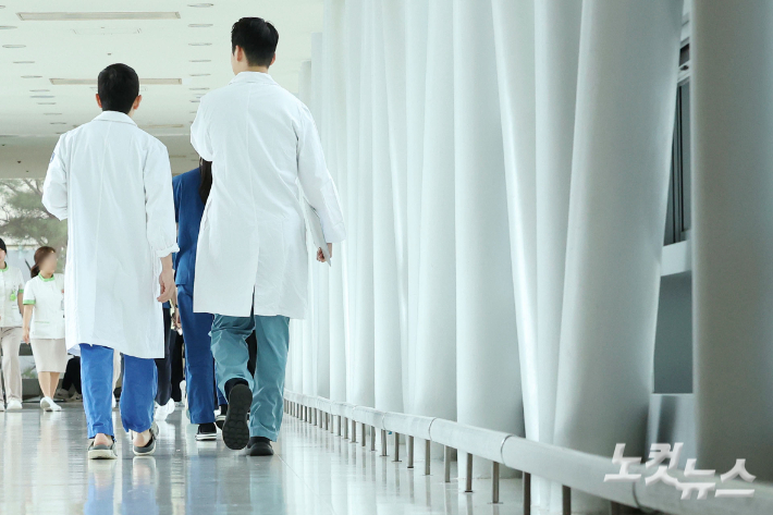 서울 시내의 한 대학병원에 의료진들이 이동하고 있다. 류영주 기자