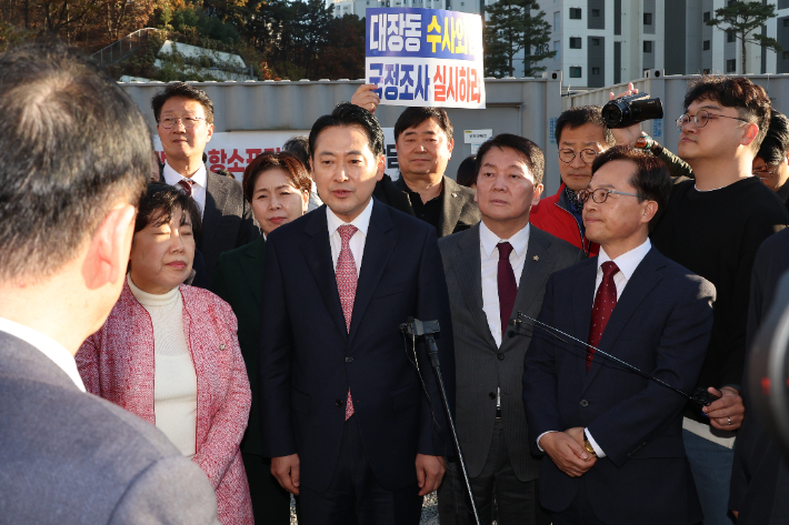 국민의힘 장동혁 대표와 안철수 의원을 비롯한 의원들이 14일 경기 성남시 분당구 대장동 사회기반시설 건설현장을 둘러보며 주민들의 의견을 듣고 있다. 연합뉴스
