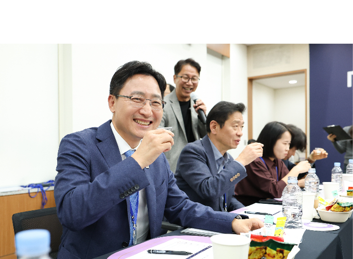 임광현 국세청장이 14일 서울지방국세청 5층 행사장에서 K술 어워드 최종 심사를 위한 시음행사에 참여한 모습. 국세청 제공