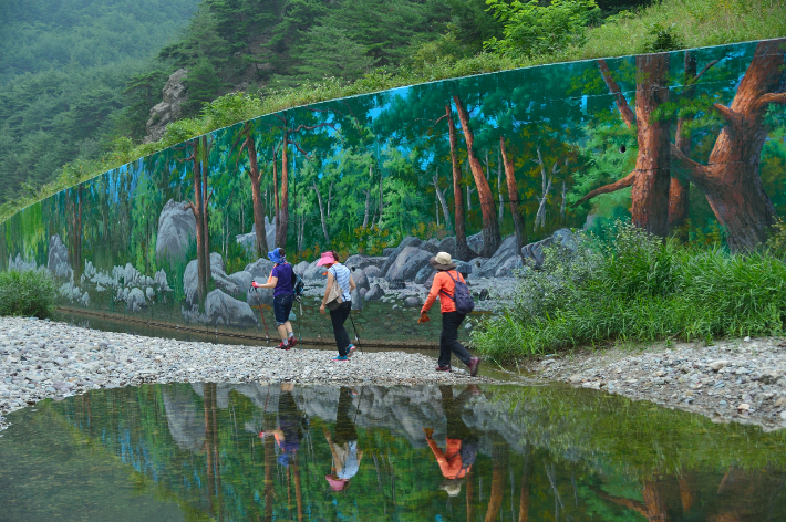 울진 신선계곡 벽화. 울진군 제공