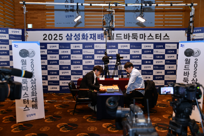 삼성화재배 4강전. 랴오위안허 9단 VS 박정환 9단(사진 오른쪽). 한국기원 제공