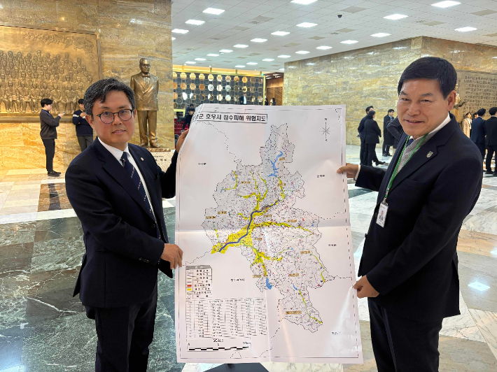 정철원 담양군수는 13일 국회를 방문해 더불어민주당 안도걸 의원에게 호우 침 수 피해 위험 지도 제작 등 기후 재난 대비 제도개선을 건의했다. 담양군 제공 