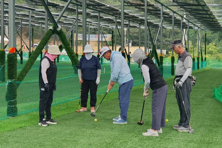 포항YWCA는 포항시 노인복지기금 지원사업으로 추진한 '마음건강 시니어 라이프' 프로그램을 성공적으로 마무리했다. 포항YWCA 제공