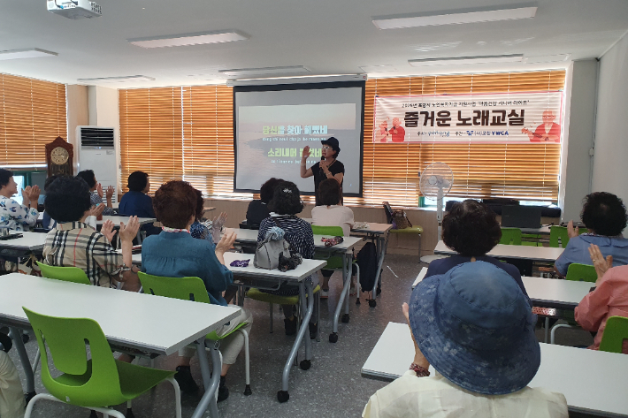 올해 진행된 주요 프로그램은 '시니어 파크골프', '즐거운 노래교실', '웰다잉 교육'으로 총 210명의 시니어와 함께했다. 포항YWCA 제공