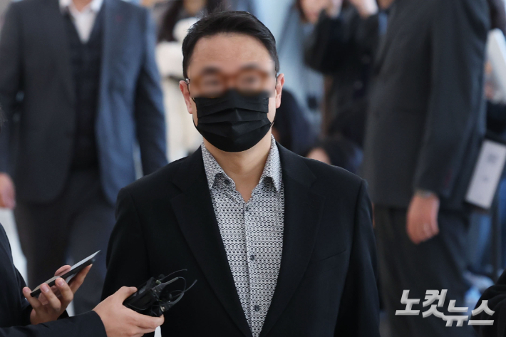 양평 공흥지구 개발 특혜 의혹과 관련해 김건희씨의 오빠 김진우씨가 4일 서울 광화문 KT 빌딩에 마련된 김건희특검 사무실에 피의자 신분으로 출석하고 있다. 류영주 기자