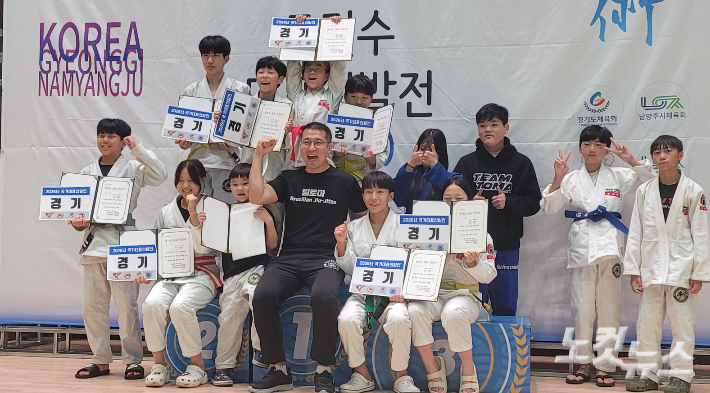 경기도 청소년대표들(김포시 팀토마주짓수 소속)이 국가대표·청소년대표선발전 출전권을 얻은 뒤 기뻐하고 있는 모습. 박창주 기자