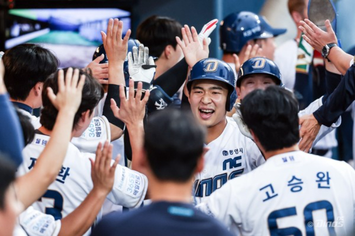 지난달 4일 창원NC파크에서 열린 프로야구 2025 신한 SOL 뱅크 KBO리그 SSG 랜더스와 NC 다이노스 경기. 2회 말 무사 1·3루 상황에서 홈런을 터뜨린 NC 8번 김휘집이 동료들에게 축하를 받고 있다. NC다이노스 제공