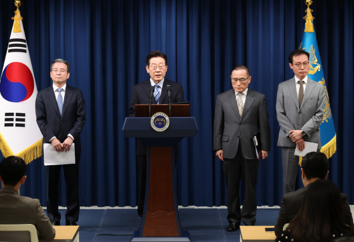 이재명 대통령이 14일 서울 용산 대통령실 기자회견장에서 한미 팩트시트 최종 합의와 관련해 발표하고 있다. 연합뉴스