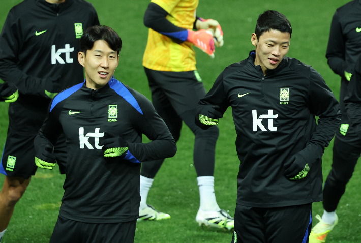 훈련하는 손흥민과 황희찬. 연합뉴스