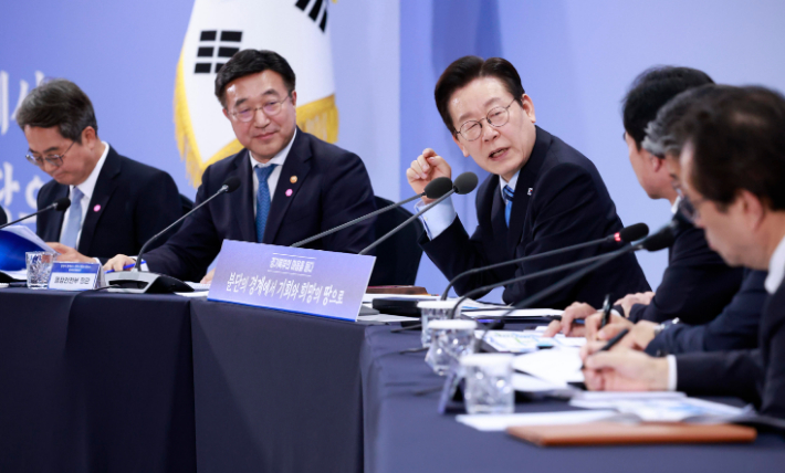 이재명 대통령이 14일 경기 파주시 라이브러리스테이 지지향에서 열린 '경기 북부의 마음을 듣다' 타운홀 미팅 간담회에서 안규백 국방부 장관에게 질문하고 있다. 연합뉴스