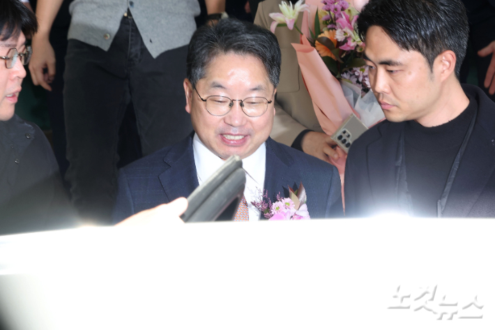 '대장동 항소 포기' 논란으로 사의를 표명한 노만석 검찰총장 직무대행이 14일 오전 서울 서초구 대검찰청에서 열린 퇴임식을 마친 후 청사를 나서고 있다. 류영주 기자