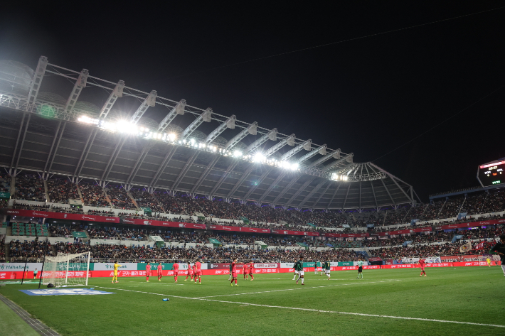 A매치 찾은 관중들. 연합뉴스